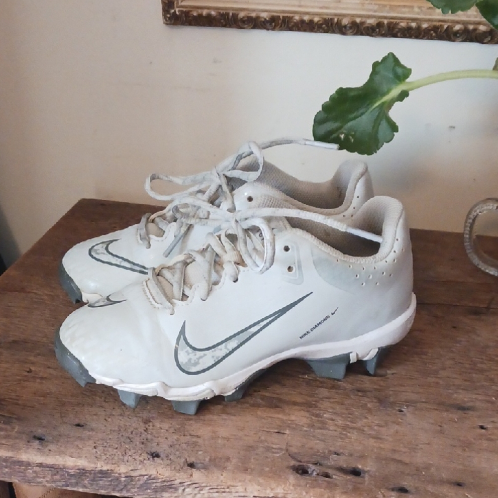 Nike Off-White and Gray Softball Cleats
